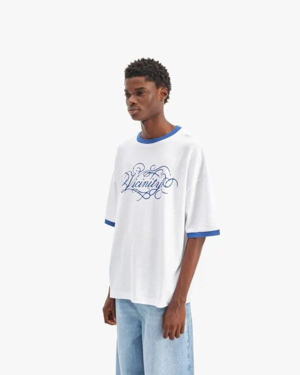 SIGNATURE TEE WHITE/BLUE - Sweats & Hoodies - streetwear Avenue Wear