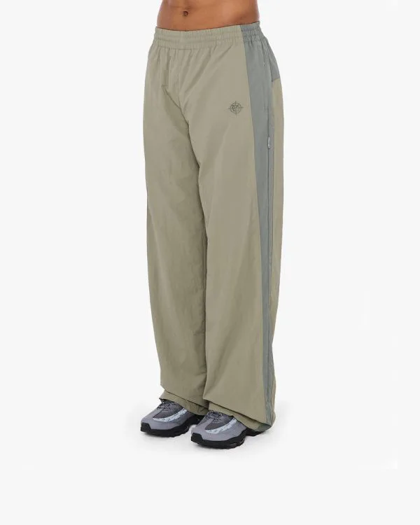TRACK PANTS V3 WASABI - Pantalons & Jorts - streetwear Avenue Wear